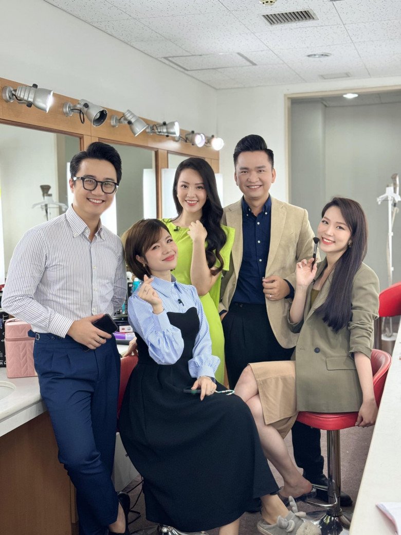 Tấm hình cô chụp khi xuất hiện với đồng nghiệp vẫn cho ra vẻ tự nhiên, gần gũi và không ảo như lời đồn.