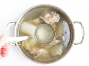 Bếp Eva - Hầm xương nấu canh nước bị đục, nhớ cho 3 thứ này canh thơm nức lại trong veo