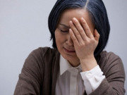 Mẹ cưới vợ mới cho anh trai, 3 năm sau thấy người đàn ông lạ bên đường, bà òa khóc nức nở