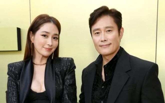 Nhiều người chúc mừng hạnh phúc của Lee Byung Hun và Lee Min Jung.