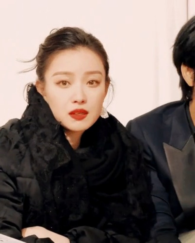 Khi ngồi một góc, Nghê Ni rơm rớm nước mắt vì lạnh.