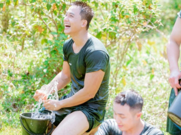 Cảnh dàn sao nam showbiz Việt tắm tập thể giữa núi đồi làm dân mạng cười lăn