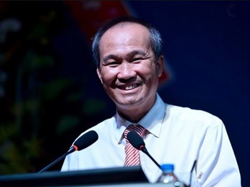 Đại gia Dương Công Minh sinh ngày 10/5/1960 tại Quế Võ, Bắc Ninh. Ông từng tốt nghiệp cử nhân chuyên ngành Vật giá tại Đại học Kinh Tế Kế Hoạch, nay là ĐH Kinh tế Quốc dân.
