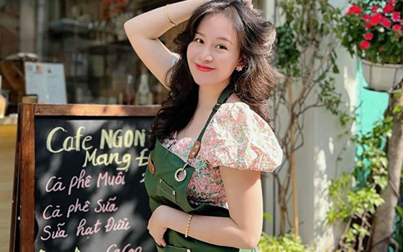 Huyền Anh trang điểm nhẹ nhàng nhưng cũng đủ tôn lên được nhan sắc mỹ miều, những mẫu đầm cô diện đều được mọi người yêu thích và ứng dụng. 
