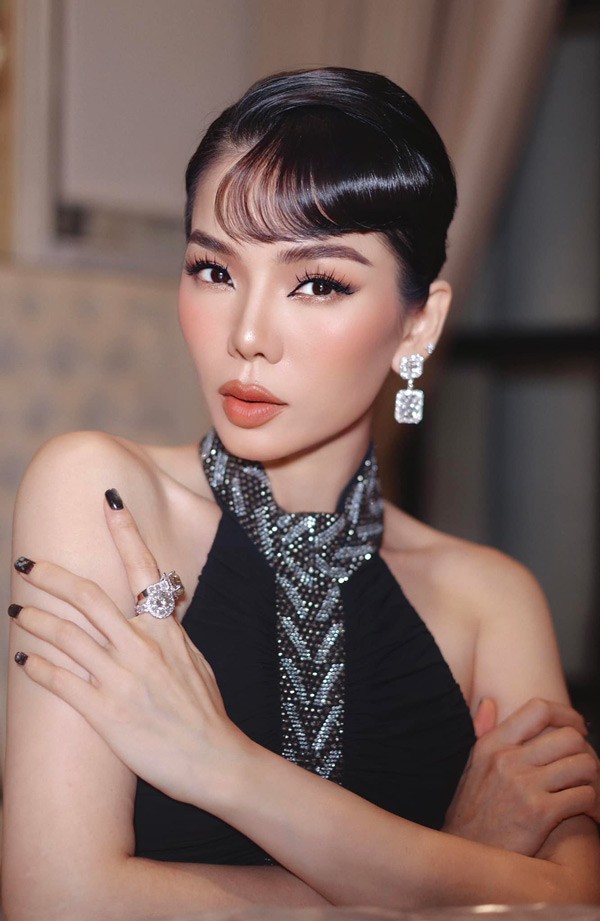 Và để có được dáng mũi như hiện tại, giọng ca Giấc mơ có thật phải trải qua 2 lần chỉnh sửa. Nhan sắc của nữ ca sĩ cũng trở nên sang trọng, quý phái hơn nhiều.