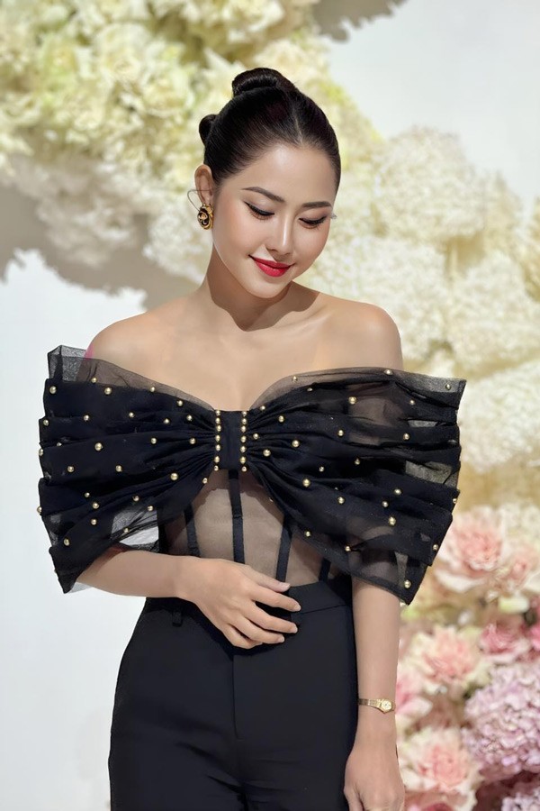 Vốn dĩ đã là cô nàng xinh xắn nhưng Tường Vi vẫn quyết định thay đổi dáng mũi để ngũ quan hài hòa hơn. Tuy nhiên phải đến lần thứ 3 thì cô Thắm mới nhận được kết quả đúng ý mình.