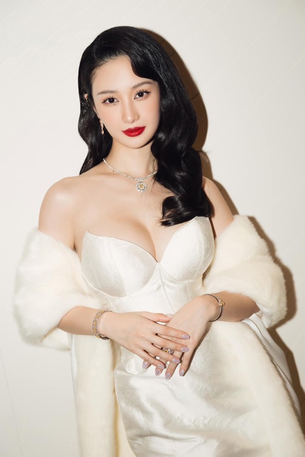 Jun Vũ cùng là cái tên lựa chọn giải pháp đặt túi ngực để sexy hơn.