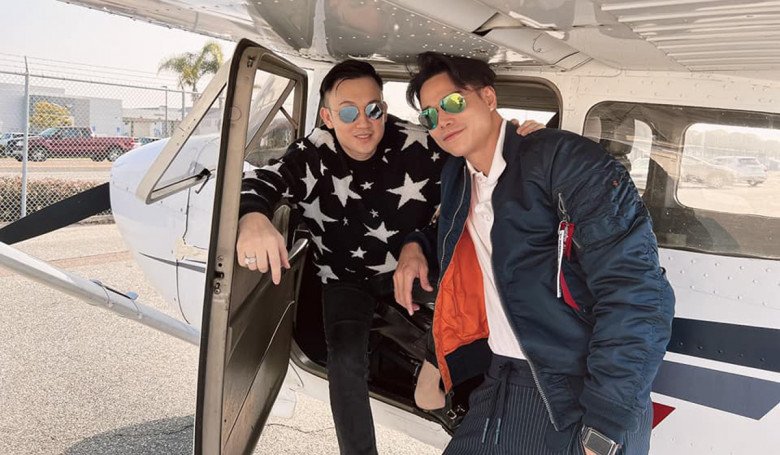 Bức ảnh Tiến Đoàn dạy Dương Triệu Vũ lái máy bay.