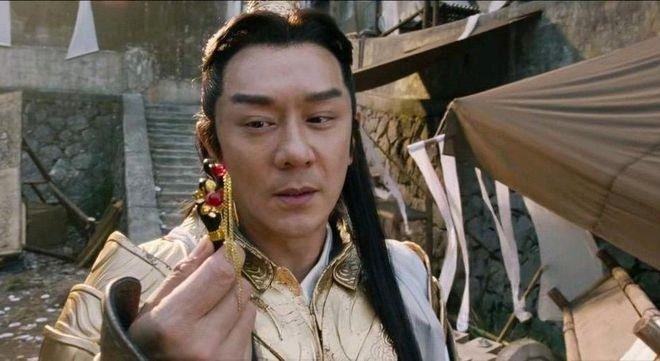 Ở cảnh quay cận mặt, nam diễn viên lộ nhiều dấu vết tuổi tác.