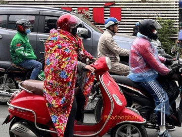 Khoảnh khắc người dân trùm chăn ra đường, "đối đầu" với cái rét gây bão cư dân mạng