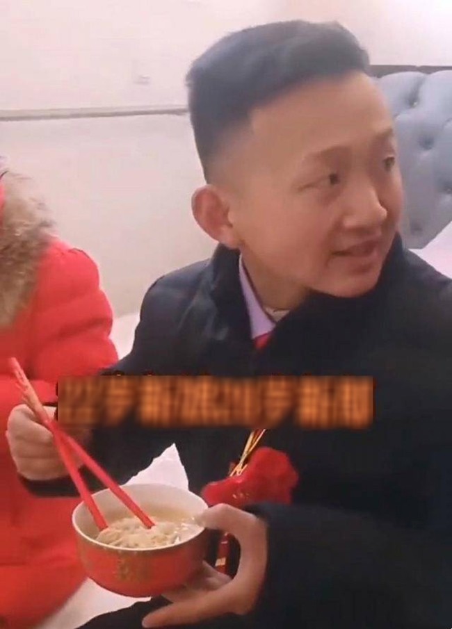 Trong khi đó, chú rế lại có gương mặt khá bảnh bao
