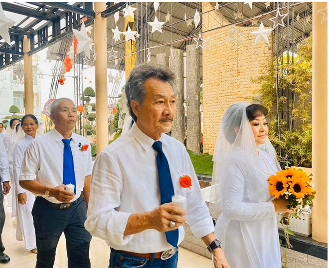 Nghệ sĩ Hương Lan và chồng tại một đám cưới tập thể ở nhà thờ Ba Giồng, Tiền Giang.