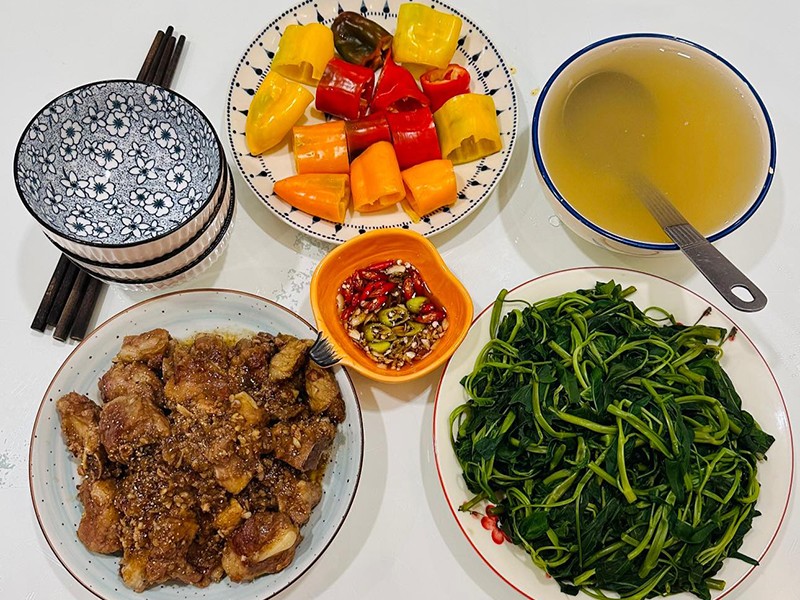 Bữa cơm đơn giản của chị Mỹ Linh nhưng vô cùng ngon miệng với: Sườn xào chua ngọt, rau muống luộc, ớt ngọt.
