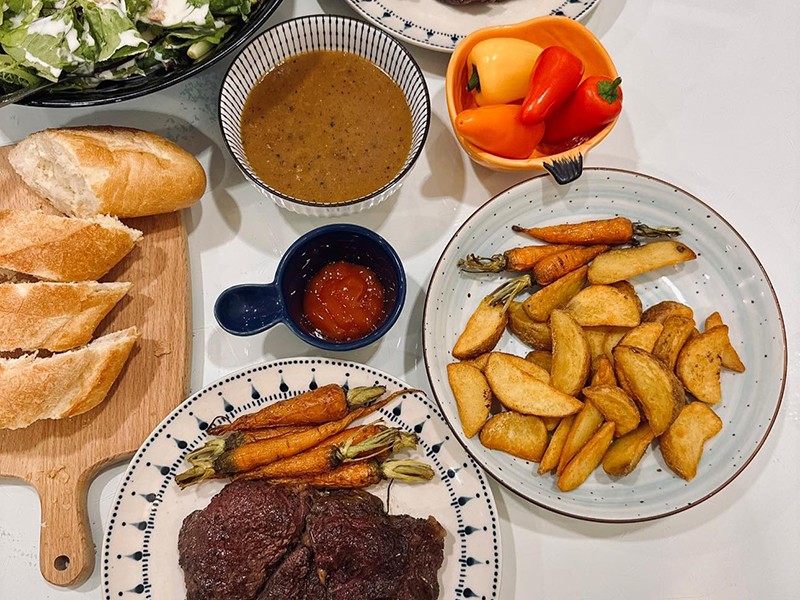 Bữa ăn này nhà chị "đổi gió với steak, salad cá ngừ.


