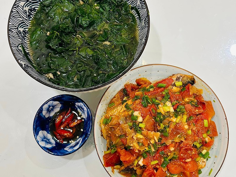 Bữa cơm 2 món: Cá thu Nhật sốt cà chua, canh rau ngót.
