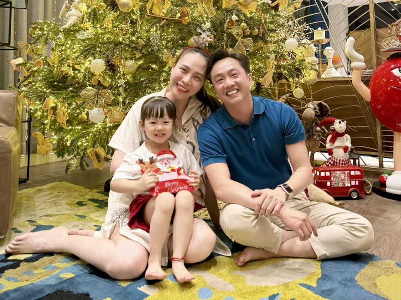 Vợ chồng Cường Đô La - Đàm Thu Trang đăng tải hình ảnh ngọt ngào bên con gái Suchin, kèm lời chúc: 'Merry Christmas 2023'. Qua đó, cặp đôi hé lộ phần nào khung cảnh biệt thự riêng được trang trí đẹp mắt. 
