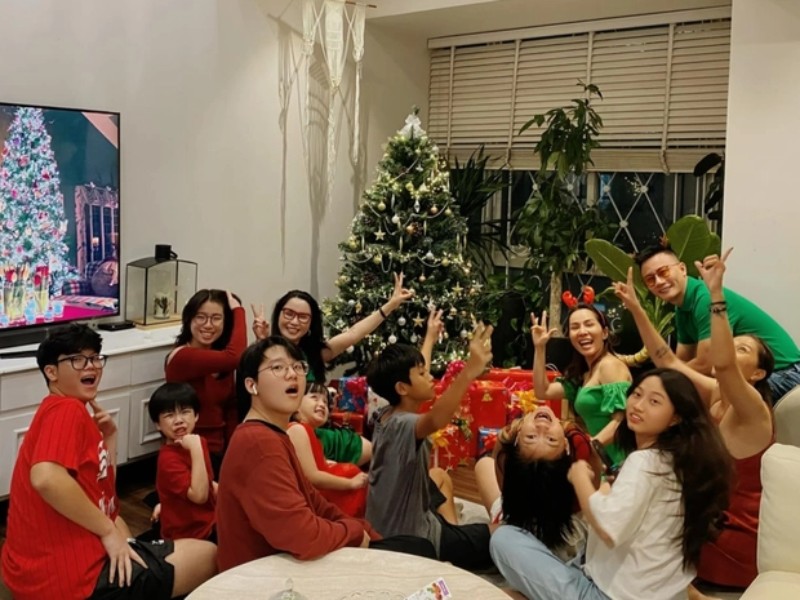 Ca sĩ Hoàng Bách không nhận show để dành trọn thời gian bên gia đình trong ngày Giáng sinh 2023. Anh cùng người thân tụ họp chụp ảnh, xem phim.
