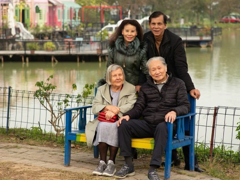 Năm nay vợ chồng Hồ Ngọc Hà - Kim Lý đón Giáng sinh cùng bố mẹ 2 bên và các con tại Hà Nội. Mối quan hệ hai bên sui gia vô cùng tốt đẹp, thân thiết chụp ảnh kỷ niệm cùng nhau.
