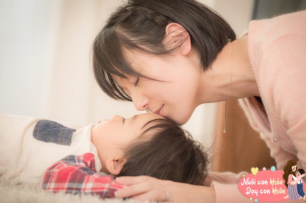 Tình yêu thương, sự đồng hành của bố mẹ giúp trẻ hình thành nhân cách tốt.