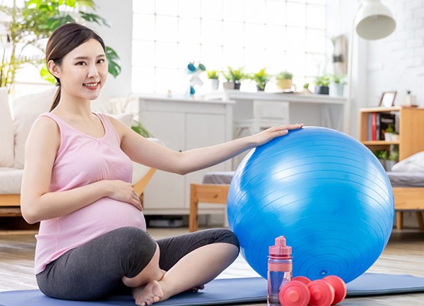 Tập thể dục nhẹ nhàng trong thai kỳ tốt cho sức khỏe và cân nặng của bà bầu.