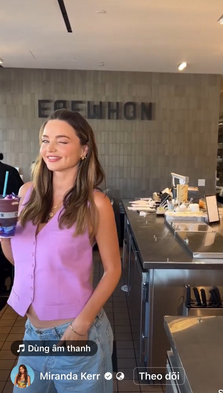 Vốn là một cô nàng xinh đẹp và thông minh vạn người mê, khi Miranda Kerr làm mẹ cũng được yêu thích không kém thì đẳng cấp nhan sắc của mình.