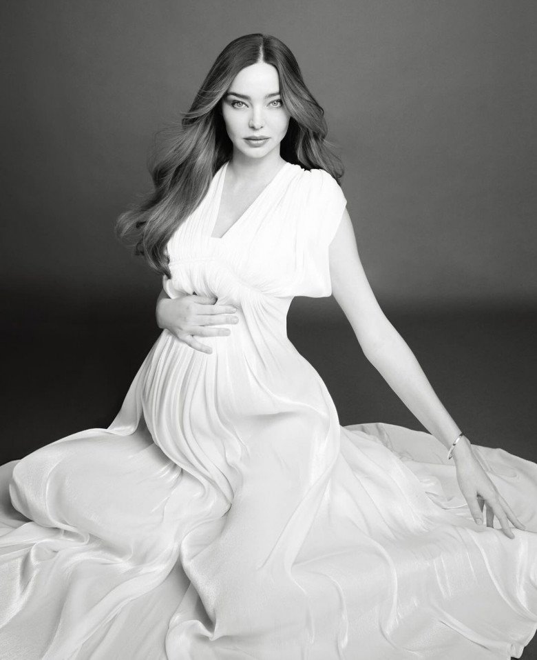 Vẻ sắc sảo và thần thái cuốn hút của cựu thiên thần Victoria Secret vẫn giữ vững phong độ.