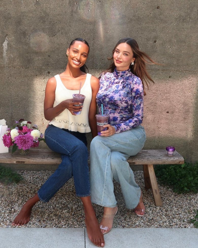 Ở lần mang thai thứ 4 này, bà mẹ 4 con thường xuyên cập nhật hình ảnh của bản thân và khoảnh khắc nào cũng rất đáng ngưỡng mộ bởi không phải bà bầu nào cũng giữ được vẻ đẹp như thế này.