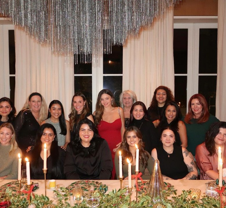 Miranda Kerr khoe hình ảnh đón Giáng sinh cùng gia đình và bạn bè, người đẹp trở thành tâm điểm với chiếc đầm đỏ và nhan sắc tỏa sáng.