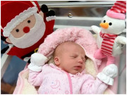 Bà bầu - Bà mẹ sinh con vào ngày Giáng sinh ngay trên giường ngủ chỉ sau 5 phút chuyển dạ