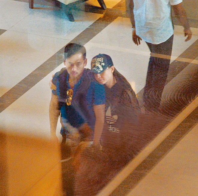 Cái nắm tay ồn ào giữa vị tỷ phú thất thế này và bồ nhí được gợi lại trong lời giới thiệu bán căn hộ.