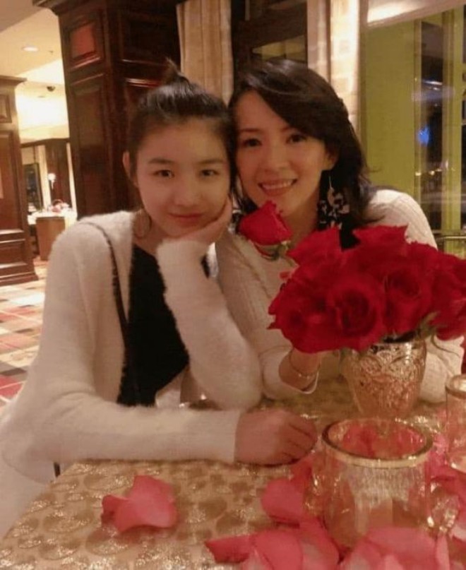 Cô gái ngây thơ bên cạnh mẹ kế Chương Tử Di.