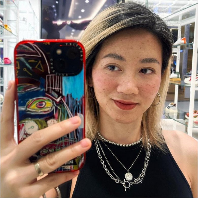 Quỳnh Vũ gây ấn tượng với người đối diện bởi vẻ ngoài rất cá tính.