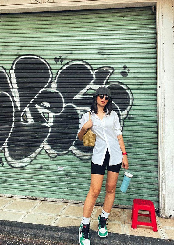 Bà mẹ hai con sở hữu style ăn mặc đơn giản nhưng cực chất.