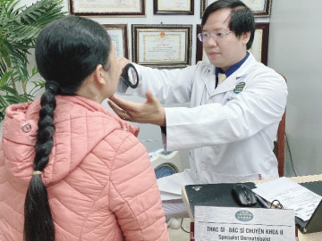 Người phụ nữ có gương mặt đầy sẹo, co kéo sau khi đi lột mặt để da trắng mịn tự nhiên đón Tết