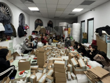 Đột kích kho hàng của hot girl livestream chốt hàng ngàn đơn mỗi phiên