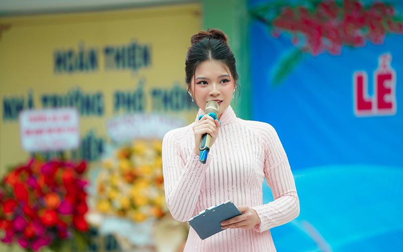 Đặng Trần Ngọc có kỹ năng ăn nói tốt nhờ kinh nghiệm làm MC chuyên nghiệp, cô nàng cũng được khen ngợi là người đẹp tài sắc. 
