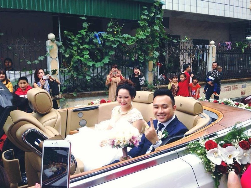 Đám cưới này có quy mô "siêu khủng" dành cho 1.200 khách mời, được tổ chức tại khách sạn lớn nhất tỉnh Quảng Ninh. Ước tính chi phí cơ bản của tiệc cưới đã lên đến 2 tỷ đồng.
