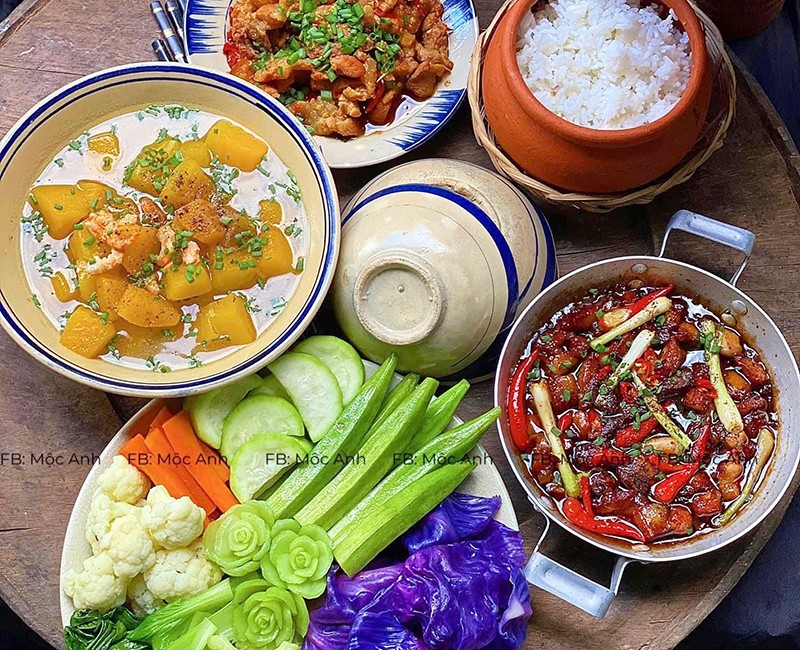 Bữa cơm đậm đà cho mùa đông: - Rau luộc - Thịt kho tiêu - Canh bí đỏ.
