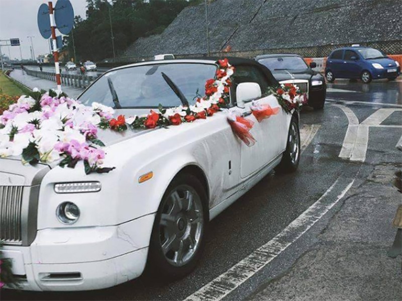 Năm 2015, đại gia Đỗ Thành Trung gây xôn xao dư luận cả nước khi tổ chức đám cưới xa hoa, hoành tráng cho con trai Đỗ Tiến Dũng. Màn rước đâu quy tụ hàng loạt những chiếc siêu xe đình đám như Maybach 62S, Rolls-Royce Phantom Drophead
