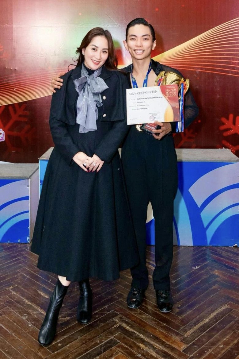 Khánh Thi tự hào khoe ông xã Phan Hiển đạt giải thưởng cao nhất.