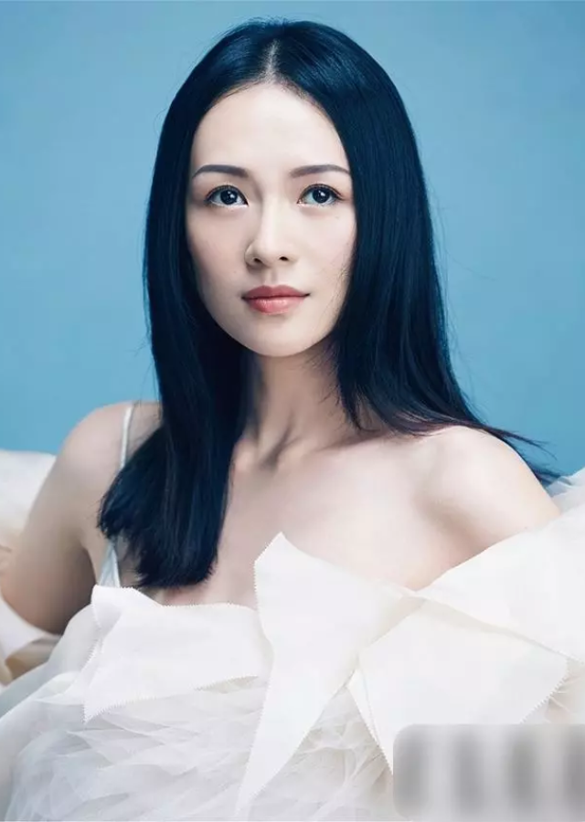 Zhang Ziyi applying eye cream