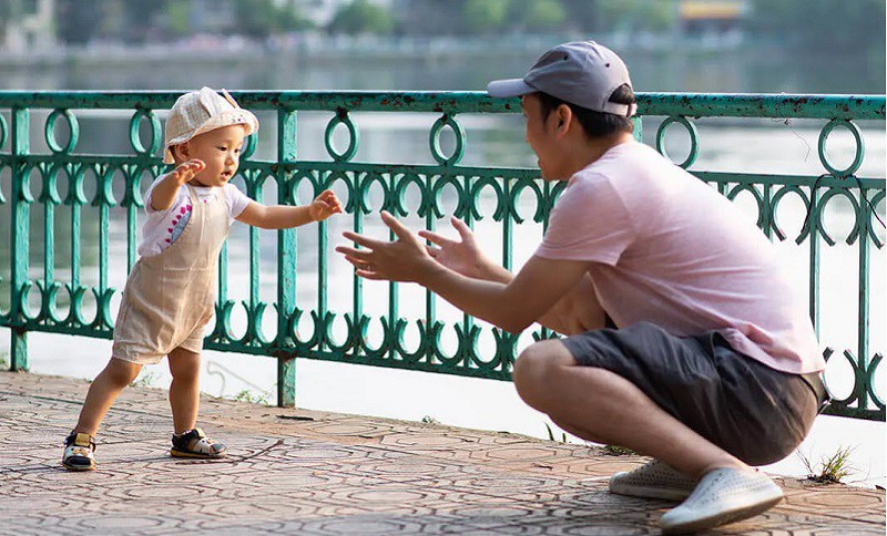 Dù bố mẹ giúp đỡ nhưng đứng hoặc nhảy lâu sẽ gây áp lực quá lớn lên chân và cột sống, dễ gây chấn thương. Ngoài ra, đứng hoặc nhảy quá sớm dễ gây dị tật ở chân như chân hình chữ O, chân hình chữ X…
