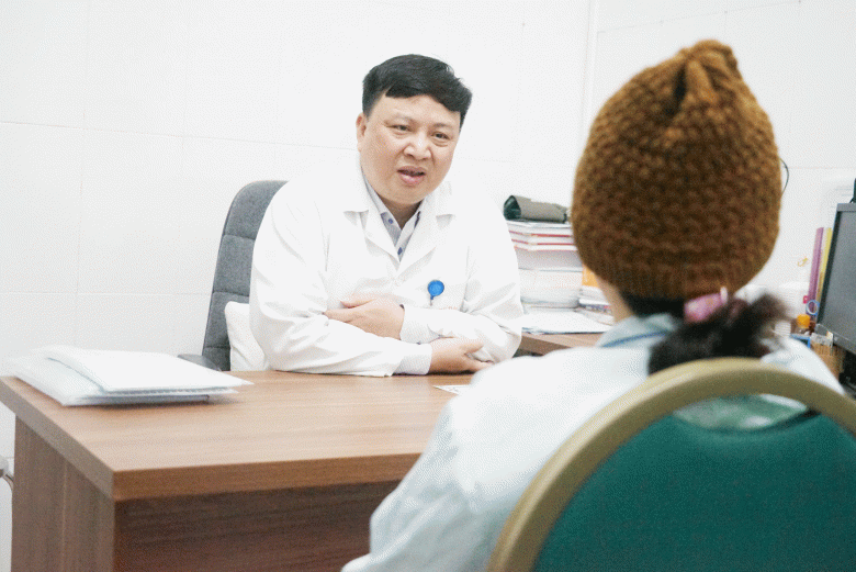 Bác sĩ Dương Minh Tâm chia sẻ với người bệnh là bà ngoại bị rối loạn sự thích ứng. Ảnh: Lê Phương. 