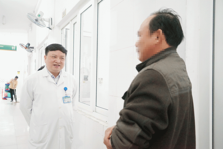 Bác sĩ Tâm chia sẻ với người nhà bệnh nhân Nguyệt cần động viên, cập nhật tình trạng của con gái và cháu ngoại để bệnh nhân yên tâm điều trị. Ảnh: Lê Phương.