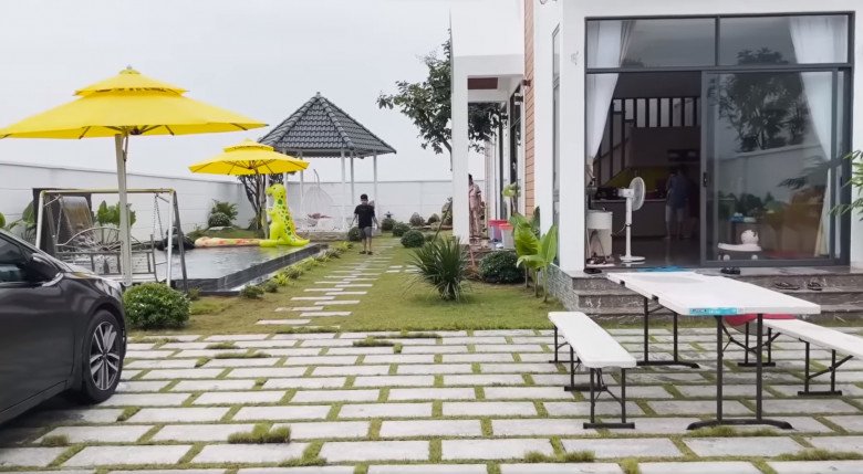 Lê Giang đưa gia đình về biệt thự nhà vườn gần 10 tỷ đồng, khoe đồ chơi mới cho bể bơi - 5
