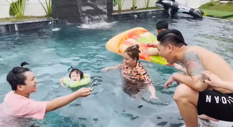 Lê Giang đưa gia đình về biệt thự nhà vườn gần 10 tỷ đồng, khoe đồ chơi mới cho bể bơi - 6