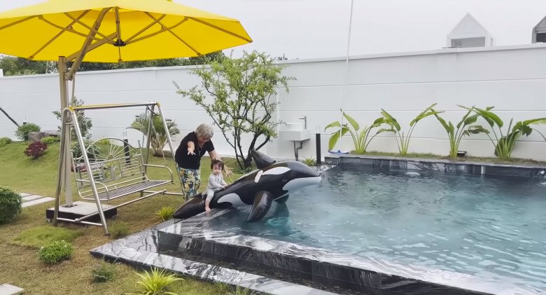 Lê Giang đưa gia đình về biệt thự nhà vườn gần 10 tỷ đồng, khoe đồ chơi mới cho bể bơi - 9