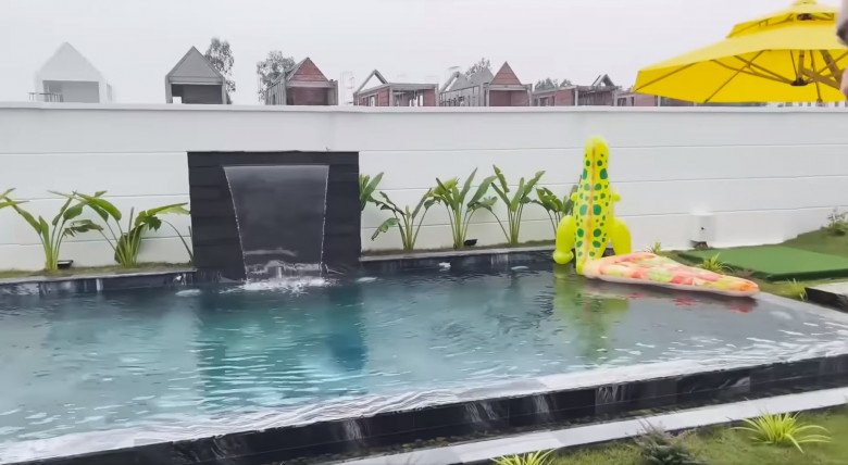 Lê Giang đưa gia đình về biệt thự nhà vườn gần 10 tỷ đồng, khoe đồ chơi mới cho bể bơi - 7