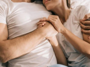 Sức khỏe - Phụ nữ có xuất tinh như nam giới? Bác sĩ tiết lộ sự thật khi cô gái làm ướt giường lúc "yêu"