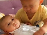 Làm mẹ - Mẹ bận việc nhờ con trai 3 tuổi trông em, lát sau quay lại thấy hình ảnh trong phòng ngủ vừa cười vừa thương